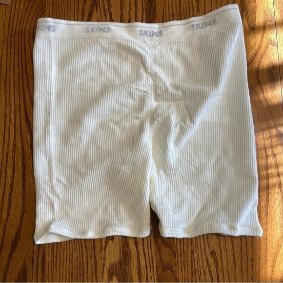 Skims - Picture 2 of 5